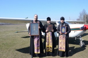 В Сумах священники УПЦ совершили воздушный крестный ход с чтимыми святынями