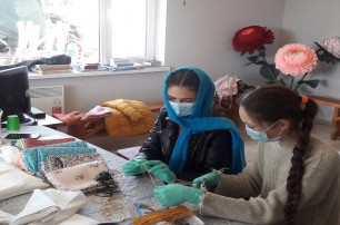 В Одессе православная молодежь раздала продуктовые наборы и защитные маски пожилым людям