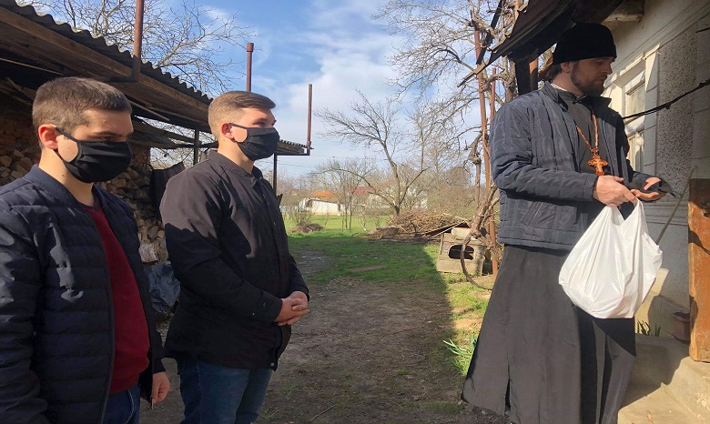 На Закарпатье духовенство УПЦ и православная молодежь раздали маски и продукты одиноким пенсионерам