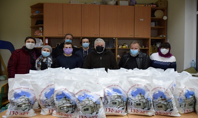 В Киеве УПЦ и православная молодежь шьет маски и раздает продуктовые наборы ветеранам и малообеспеченным