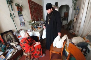 На Херсонщине священники УПЦ раздали средства гигиены и продукты пенсионерам и многодетным семьям