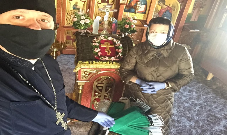 В Луцке верующие УПЦ пошили маски для пожилых прихожан