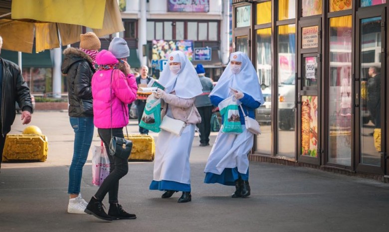 В Киеве сестры милосердия раздают маски и средства дезинфекции