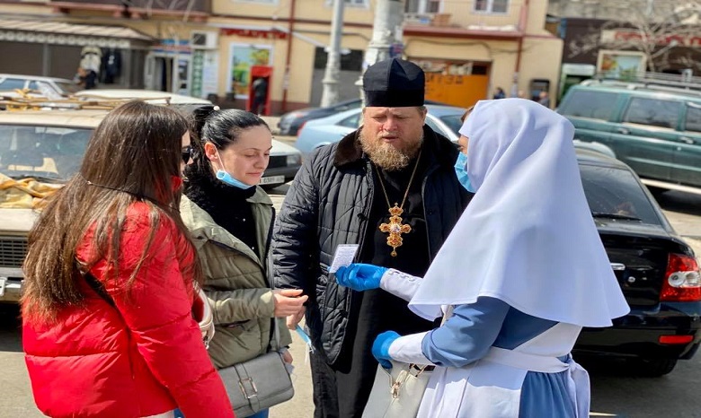 В Одессе на «Привозе» сестры милосердия раздали одесситам маски, антисептики и перчатки