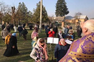 Прихожане в масках и богослужения на улице: Как изменилась жизнь верующих УПЦ Житомирщины на карантине