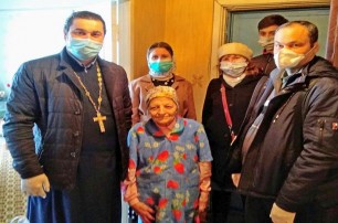 В Энергодаре православные доставили продукты и средства защиты пенсионерам