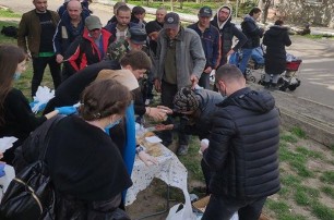 В Одессе ежедневно в течение карантина православная молодежь раздает продукты бездомным