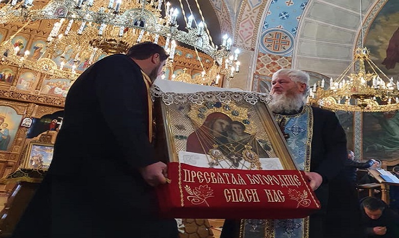 На Буковине священники УПЦ совершили автомобильный крестный ход с чудотворной иконой