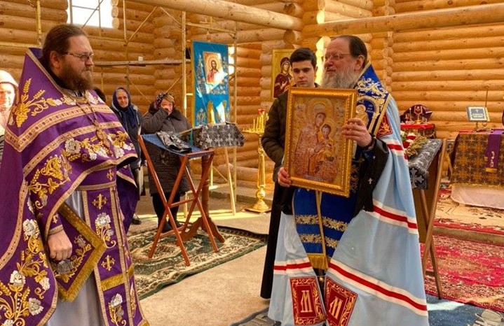 На Буковине община УПЦ захваченного храма в Михайловке завершает строительство новой церкви