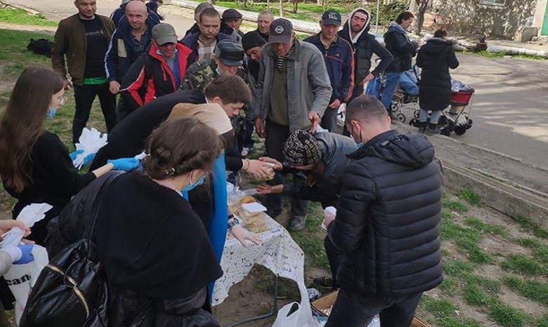 В Одессе ежедневно в течение карантина православная молодежь раздает продукты бездомным