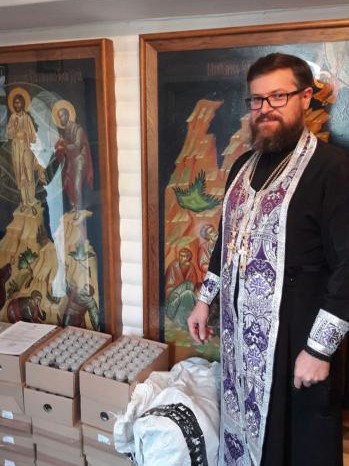 Братия Десятинного монастыря УПЦ помогает нуждающимся защититься от коронавируса