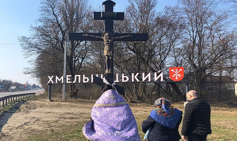 Священники УПЦ объехали Хмельницкий, молясь о прекращении пандемии