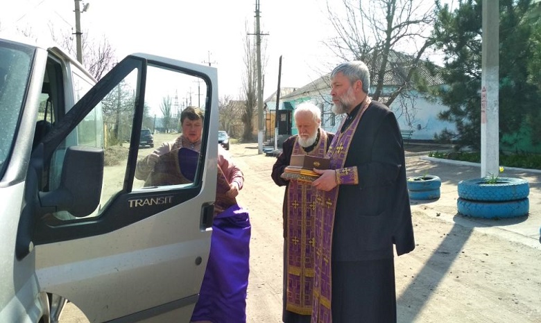 Вокруг Вознесенска священники УПЦ совершили автомобильный крестный ход с молитвой об избавлении от коронавируса