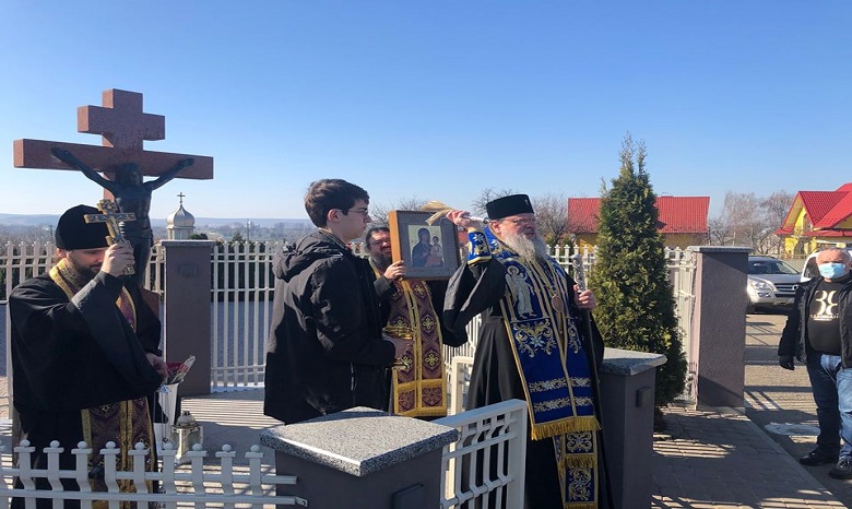 В Черновцах митрополит Мелетий объехал город с молитвами о прекращении коронавируса