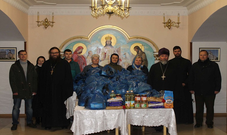 В Запорожье духовенство УПЦ и волонтеры доставили нуждающимся продуктовые наборы