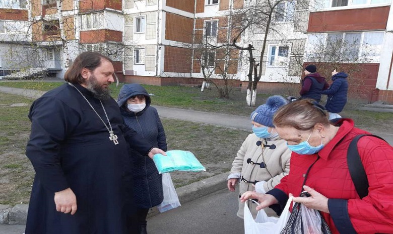 Монахи Десятинного монастыря раздали средства защиты от коронавируса в домах престарелых, детдомах и психбольницах