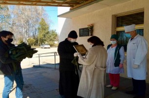 На Винниччине верующие УПЦ передали медикам защитные костюмы