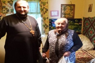 В Ужгороде священники УПЦ доставили продукты одиноким пенсионерам