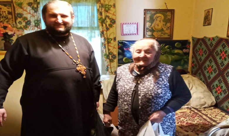 В Ужгороде священники УПЦ доставили продукты одиноким пенсионерам
