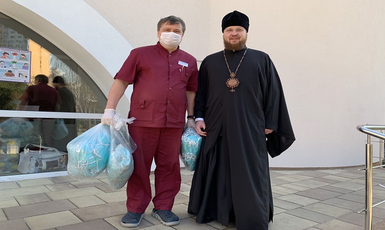 Епископ УПЦ передал столичному роддому тысячу защитных масок