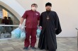 Епископ УПЦ передал столичному роддому тысячу защитных масок