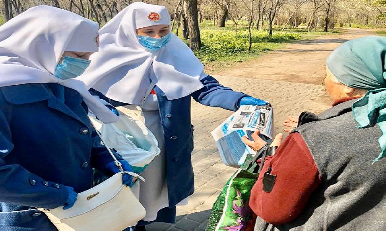 В Одессе сестры милосердия раздали антисептики и тексты молитв об избавлении от пандемии