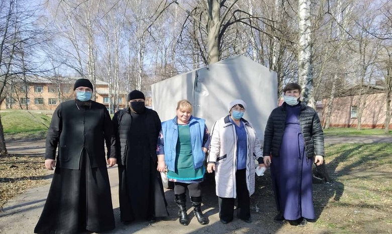 На Черниговщине духовенство и прихожане УПЦ доставили продукты питания медикам и неимущим
