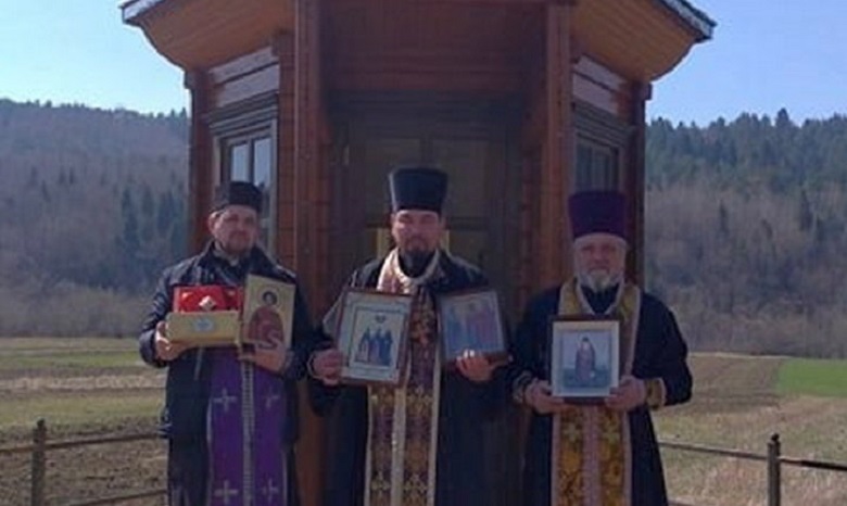 На Львовщине священники УПЦ совершили автомобильный крестный ход с молитвой о прекращении пандемии