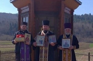 На Львовщине священники УПЦ совершили автомобильный крестный ход с молитвой о прекращении пандемии