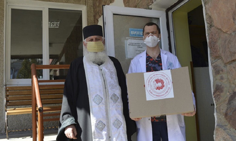 В Ивано-Франковске УПЦ передала медицинские маски онкогематологическому отделению детской больницы