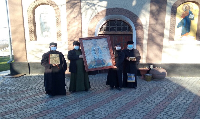 На Буковине священники УПЦ совершили автомобильный крестный ход с молитвой об исцелении больных