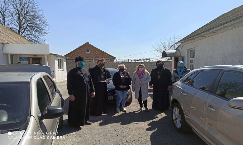 В Мелитополе священники УПЦ доставили продукты пожилым людям