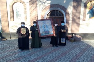На Буковине священники УПЦ совершили автомобильный крестный ход с молитвой об исцелении больных