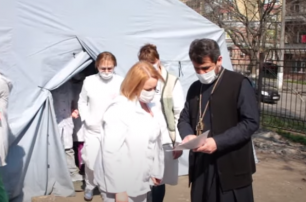 УПЦ передала медикам дефицитные средства защиты и усилила молитвы за врачей