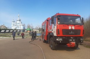 На Ровенщине пожарные тушат хозпостройки Свято-Успенского монастыря УПЦ