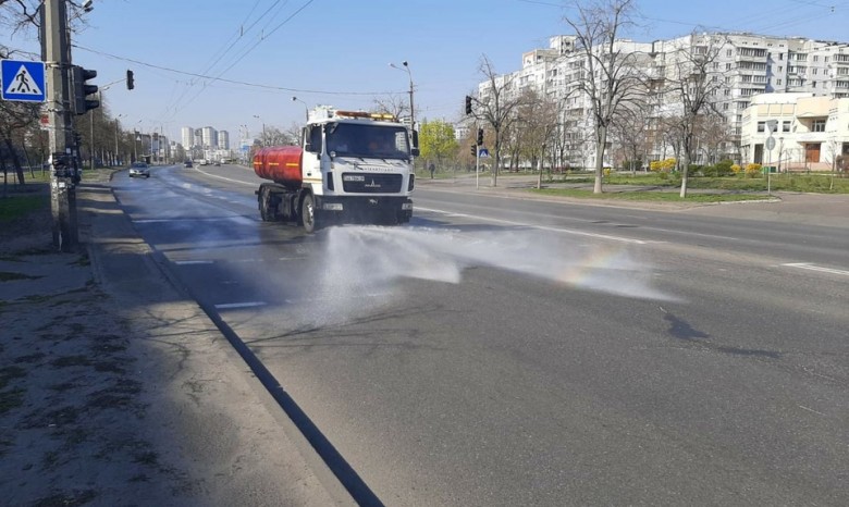 Улицы Киева моют полсотни машин