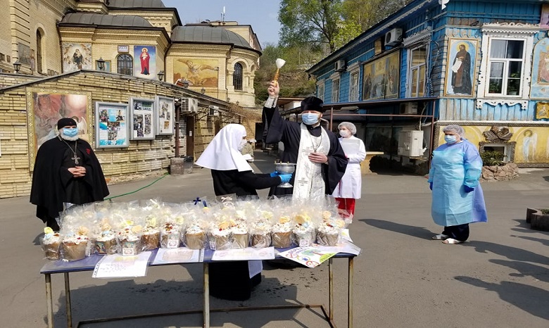 УПЦ передала 650 пасхальных куличей для медиков Александровской больницы и врачей столичных «скорых»