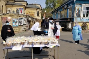 УПЦ передала 650 пасхальных куличей для медиков Александровской больницы и врачей столичных «скорых»