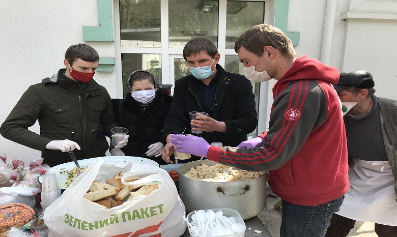 Православные волонтеры на Пасху организовали праздничный завтрак для бездомных