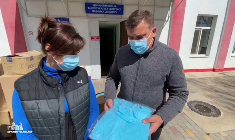 В Одессе УПЦ передала медикам защитные костюмы, респираторы и перчатки