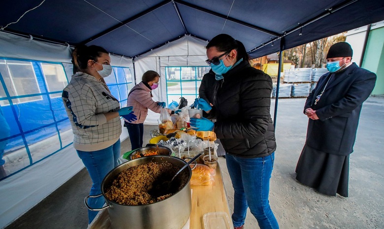 В Киеве духовенство УПЦ и волонтеры раздали тысячу ужинов для бездомных