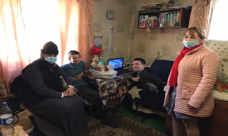 На Кировоградщине священники УПЦ доставили продуктовые наборы для нуждающихся и детей с инвалидностью