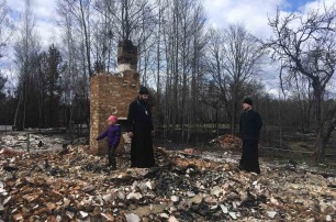 УПЦ передала гуманитарную помощь и строительные инструменты погорельцам Житомирщины