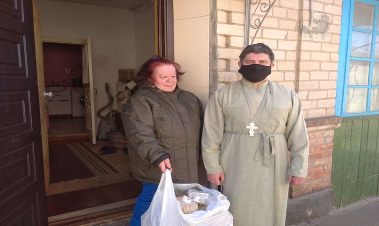 В Мелитополе священники УПЦ доставили продукты нуждающимся