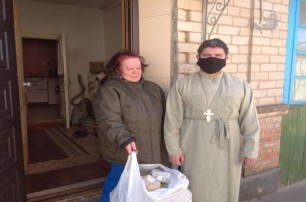 В Мелитополе священники УПЦ доставили продукты нуждающимся