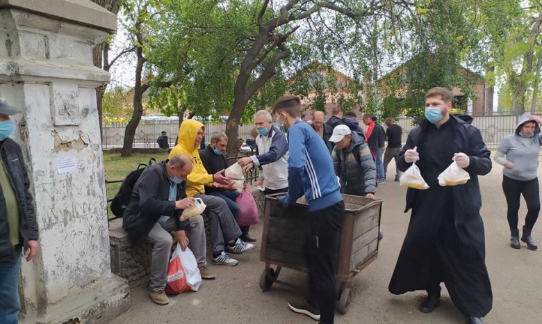 В Одессе православная молодежь более 40 дней кормит бездомных