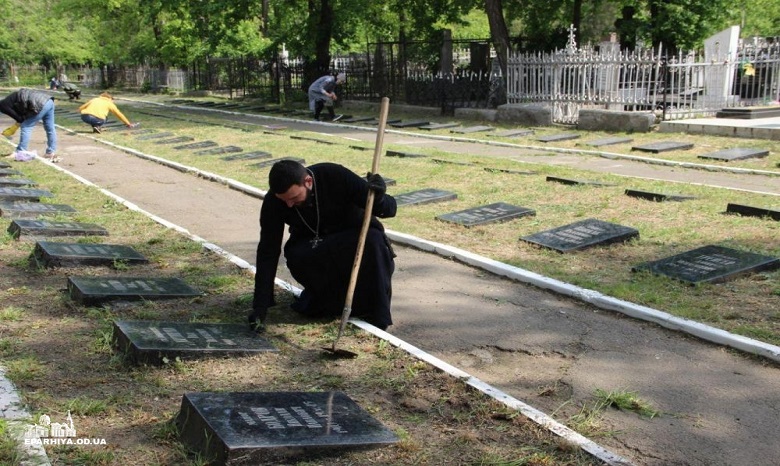 В Одессе верующие УПЦ провели уборку на могилах воинов Второй мировой войны