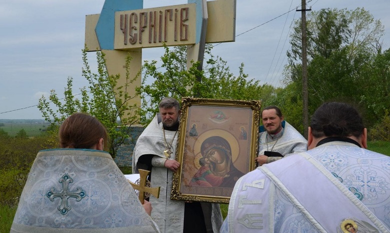 В Чернигове священники УПЦ автомобильным крестным ходом объехали город с молитвой о прекращении пандемии