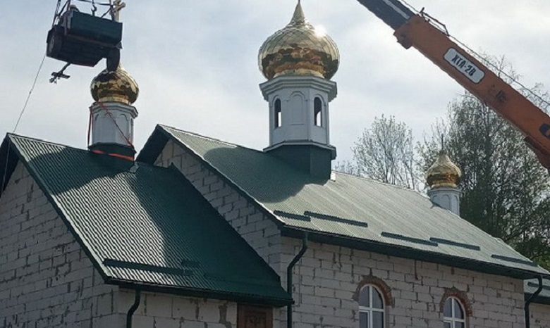 На Тернопольщине освящены кресты на храме УПЦ, построенном вместо захваченного активистами ПЦУ