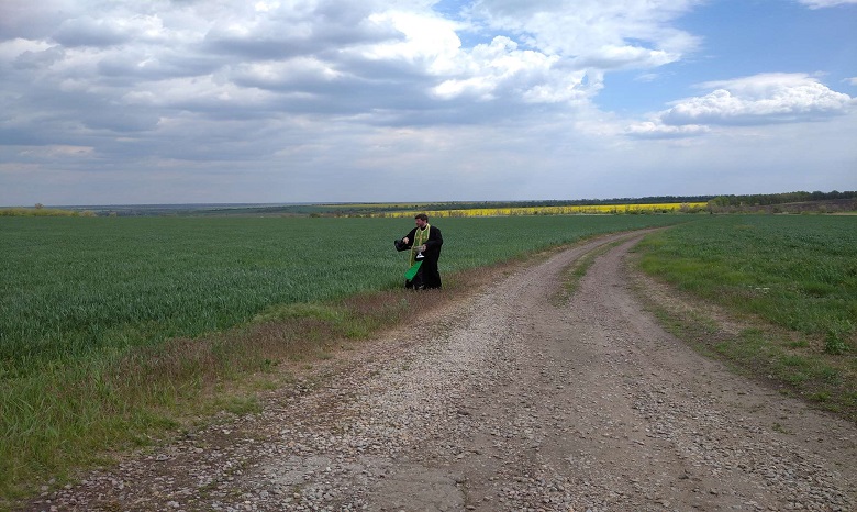 На Запорожье священник УПЦ освятил более тысячи гектаров полей